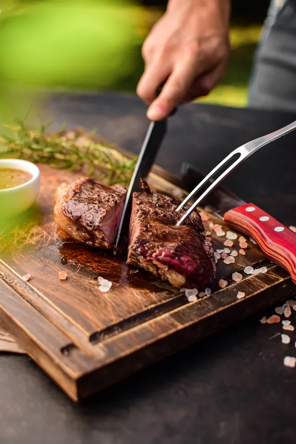 Asado a la parrilla cortado sobre tabla
